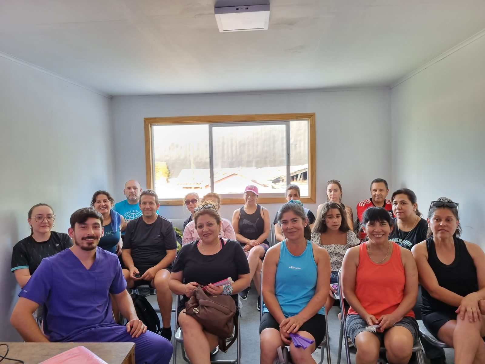 Miguel junto a las alumnas al cierre de una clase presencial