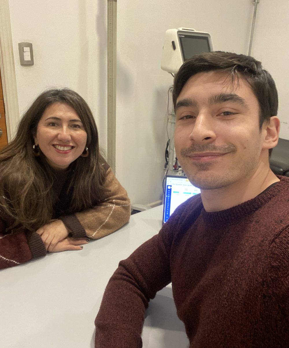 Miguel junto a una paciente en la consulta