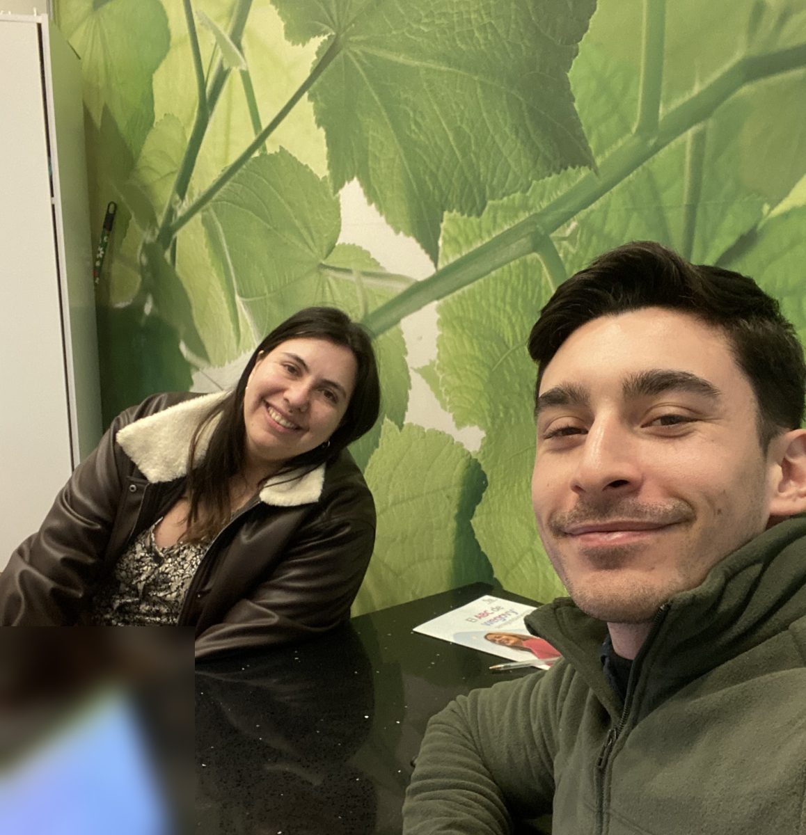 Miguel junto a una paciente después de una consulta
